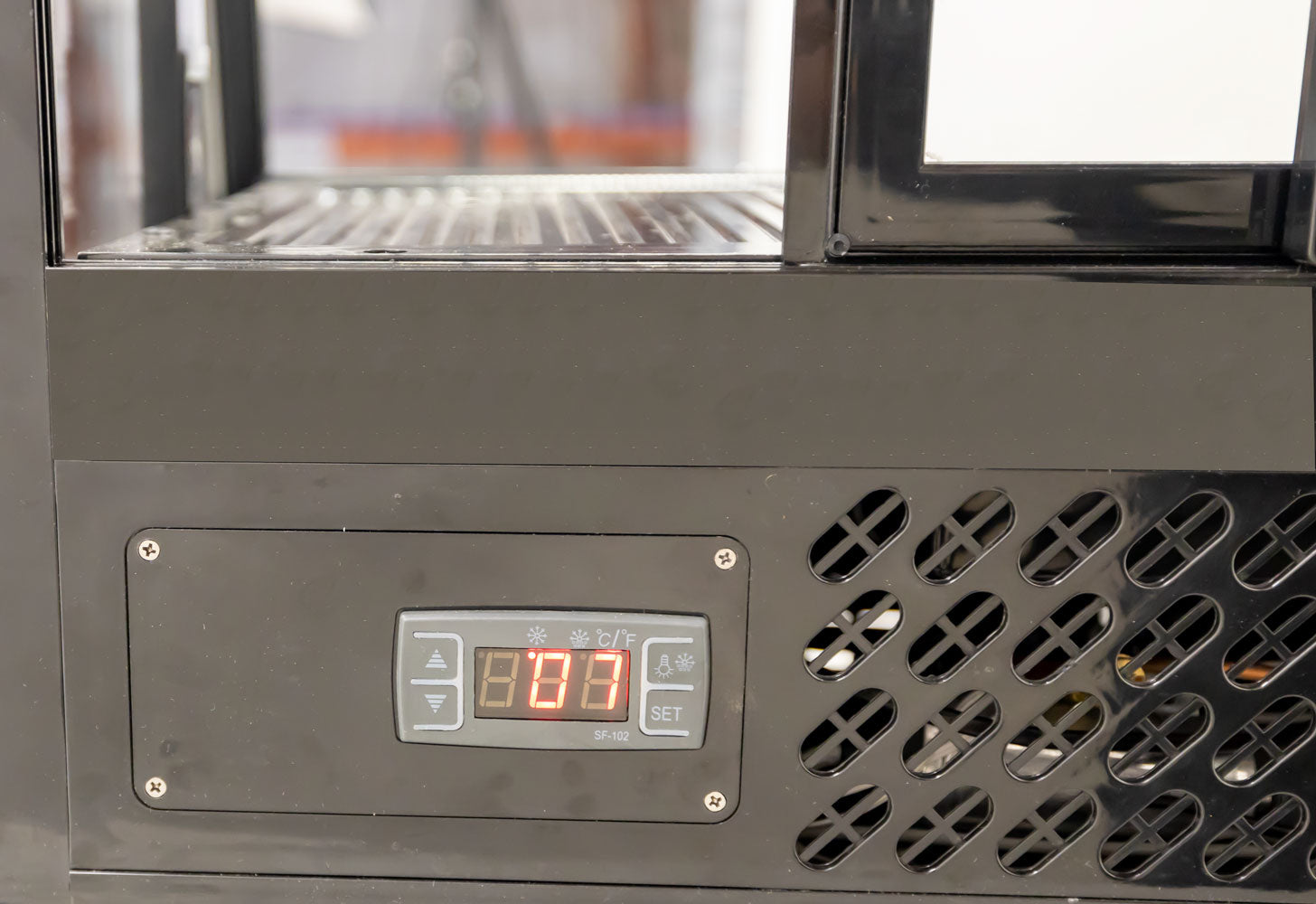Omcan 27” Black Countertop Refrigerated Display with 3.5cu.ft. / 100L Capacity – 110V, 170W