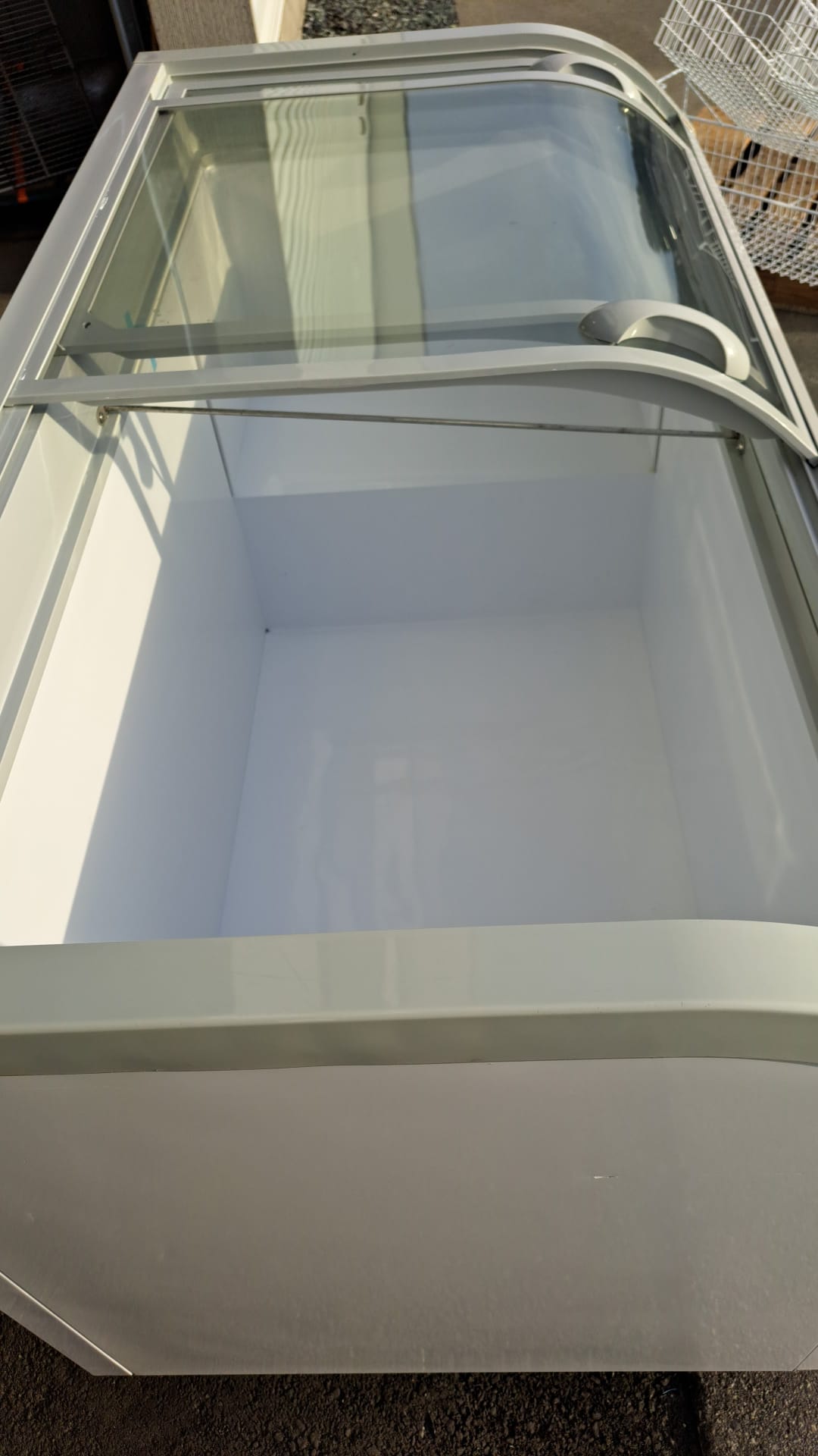 New Air NIF-56-CG 56in Curved Glass Island Freezer