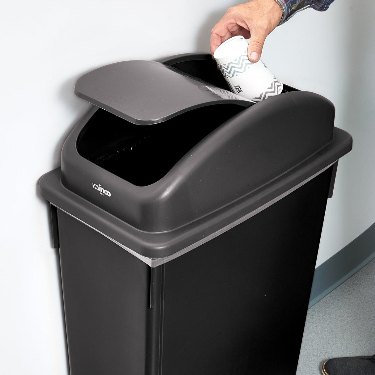 Winco PTCL-23K - Swing Lid for 23 Gallon Slender Trash Cans - Black